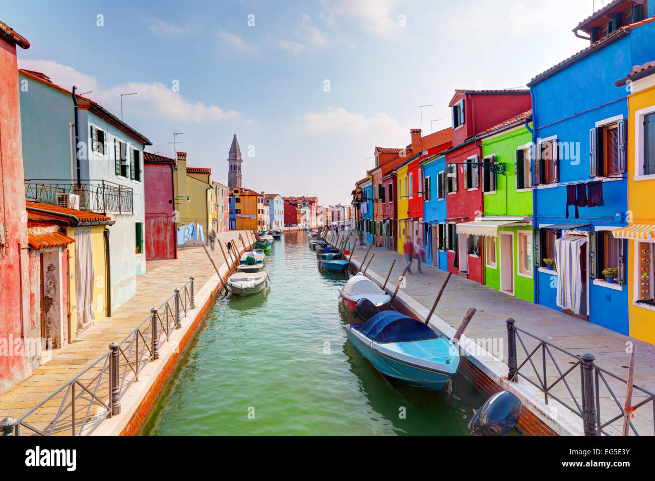 Bunte Häuser und Kanal Burano Insel, in der Nähe von Venedig, Italien. Sonniger Tag. Stockfoto
