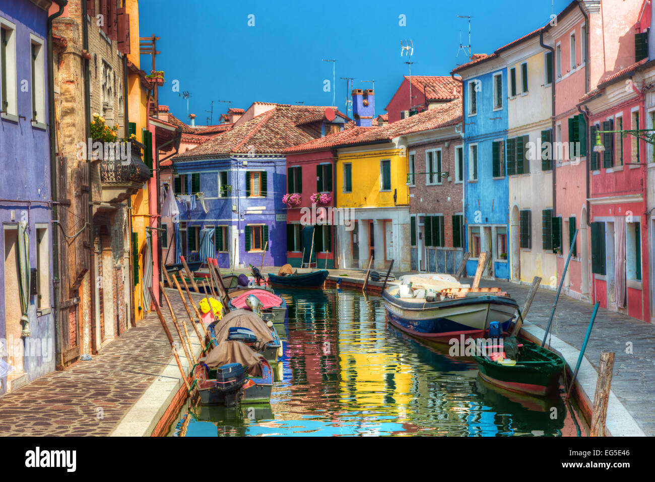 Bunte Häuser und Kanal Burano Insel, in der Nähe von Venedig, Italien. Sonniger Tag. Stockfoto