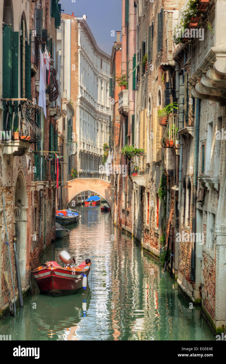 Venedig, Italien. Einen romantischen schmalen Kanal und die Brücke zwischen alten venezianischen Architektur Stockfoto
