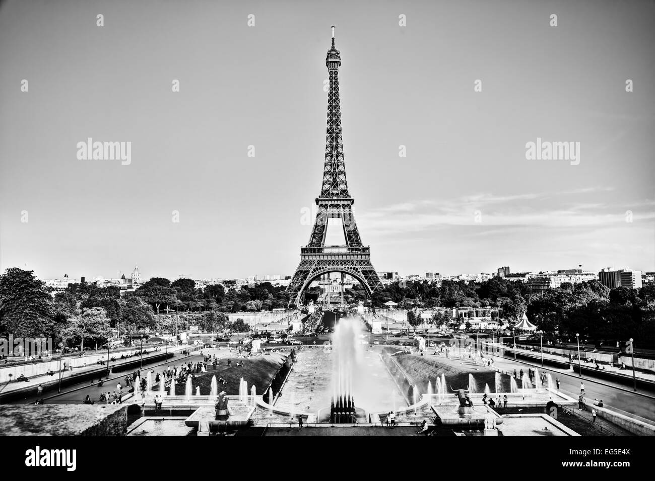 Eiffelturm gesehen aus Brunnen am Jardins du Trocadéro an einem sonnigen Sommertag, Paris, Frankreich. Schwarz / weiß Stockfoto