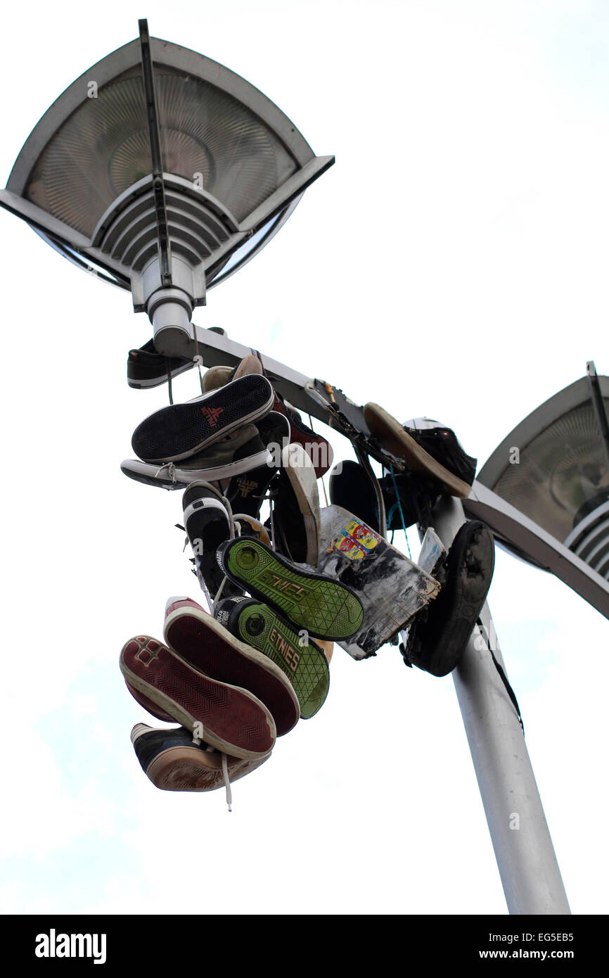 Skateboard-Schuhe hängen an einer Lampe Stockfoto