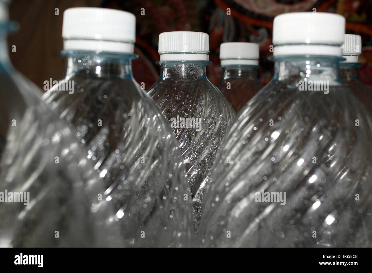 Gruppe von Kunststoff-Wasserflaschen Stockfoto