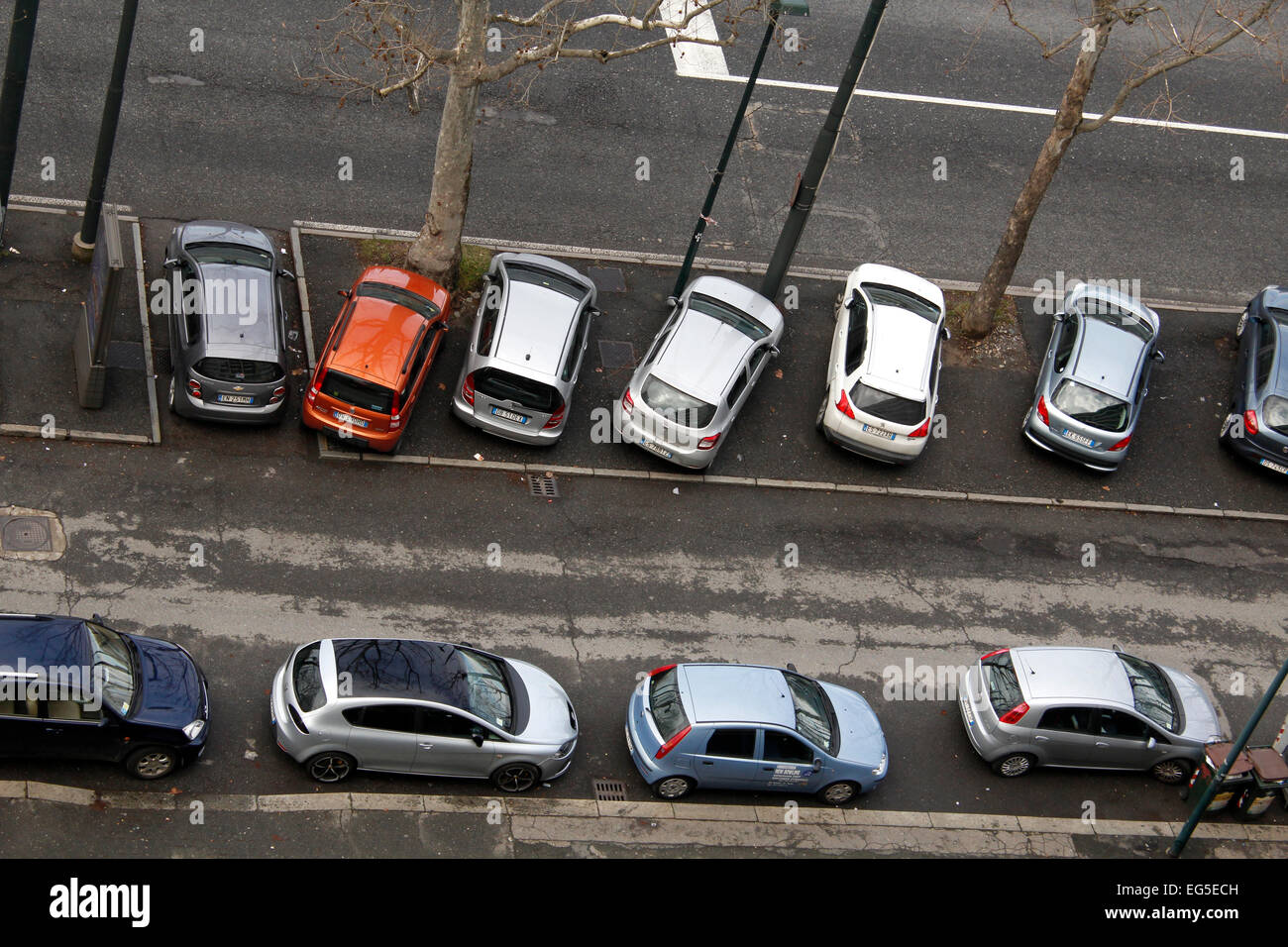 Ich habe Autos in einer italienischen Stadt geparkt Stockfoto