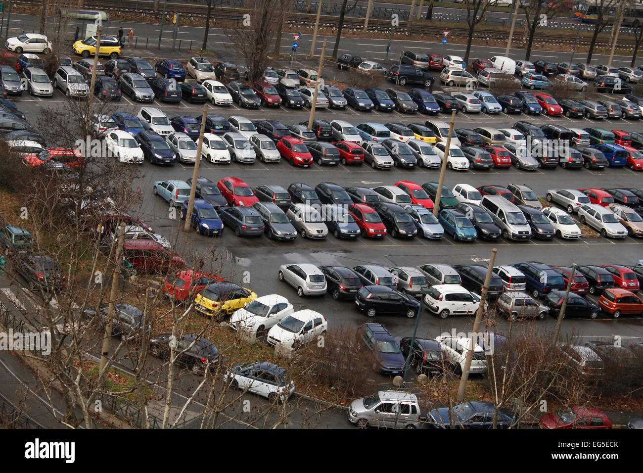 Ich habe Autos in einer italienischen Stadt geparkt Stockfoto