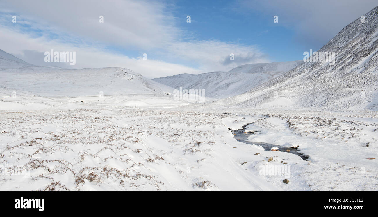 Winter-Stream im Schnee bedeckt Braemar Pass, Cairngorm National Park. Schottischen Highlands. Schottland Stockfoto