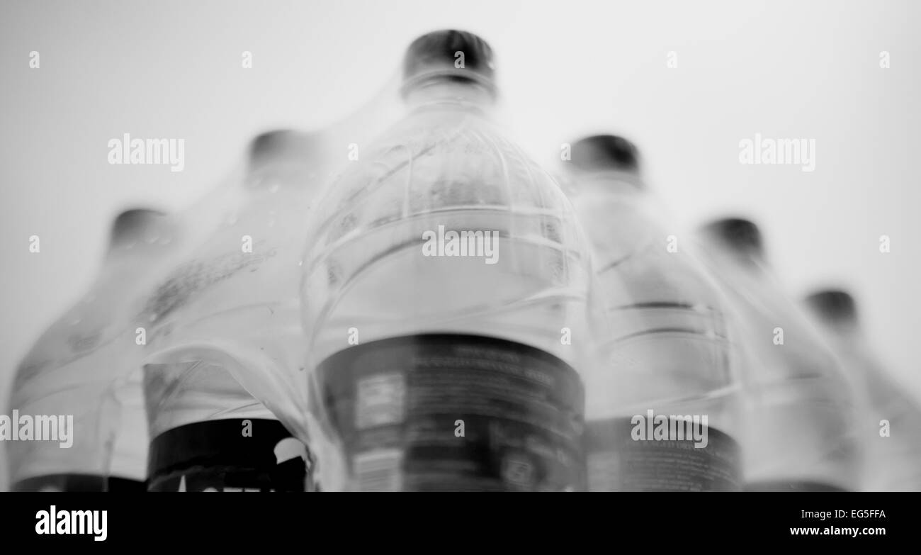 Bisleri-Wasserflasche und Aqua Tina in Plastik gewickelt. Stockfoto