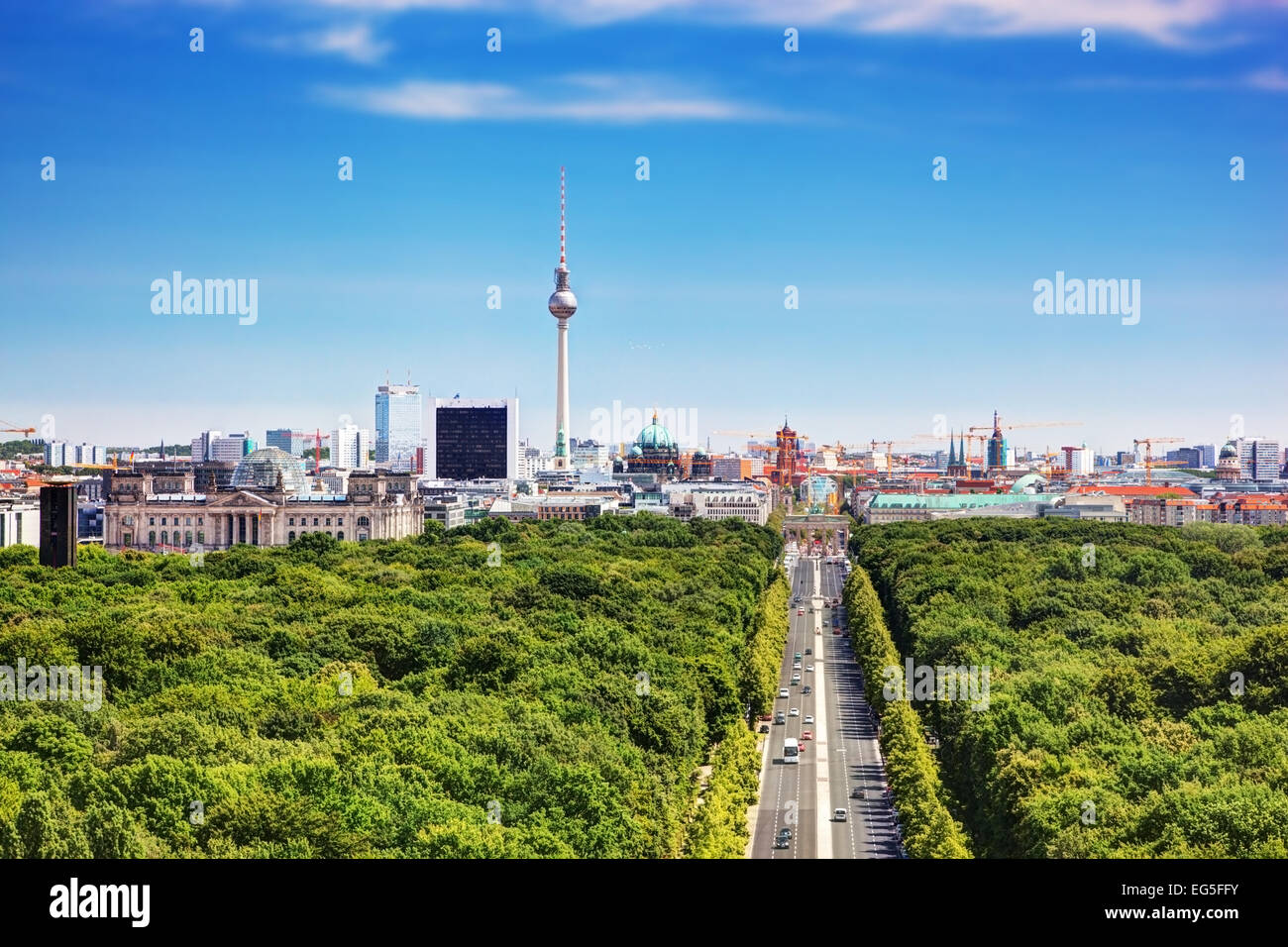 Berlin-Panorama. Draufsicht auf den Fernsehturm, Berlin Kathedrale, Brandenburger Tor und Reichstag. Blick von der Siegessäule Stockfoto