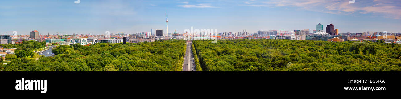 Berlin-Panorama. Draufsicht auf den Fernsehturm, Berliner Dom, Brandenburger Tor und Reichstag. Blick von der Siegessäule Stockfoto