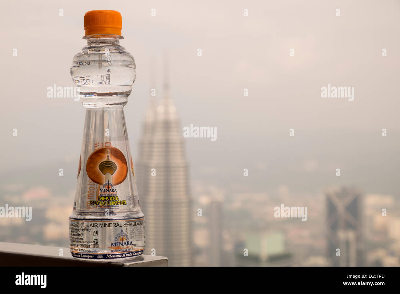 KL Tower gebrandmarkt Wasserflasche Aussichtsplattform Kuala Lumpur Malaysia an Tagen mit hoher Luftfeuchtigkeit und dunstigen Himmel Stockfoto
