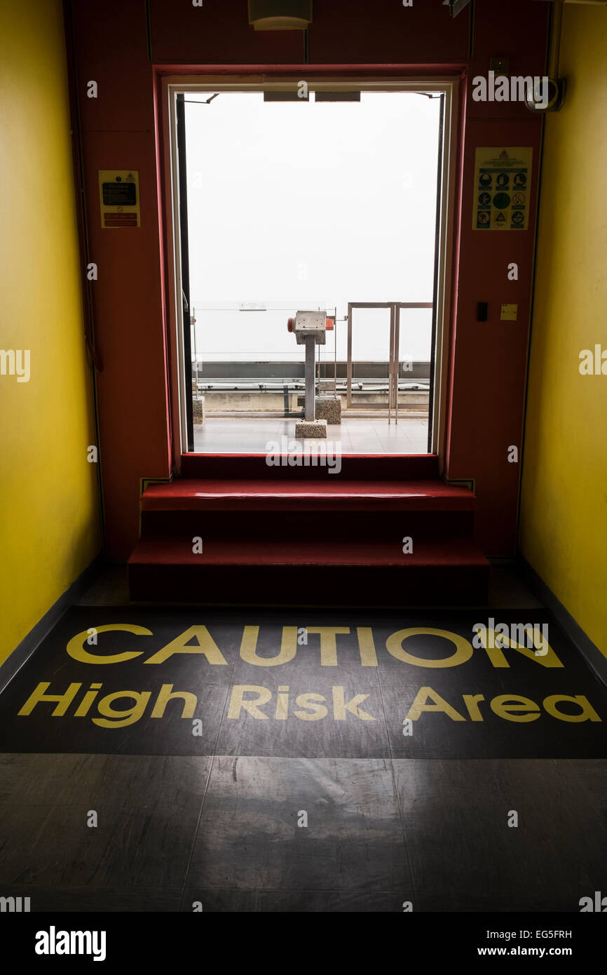 Ausfahrt auf die Aussichtsplattform auf dem KL Tower, Kuala Lumpur, Malaysia, mit Warnzeichen, die auf den Boden gemalt. Stockfoto