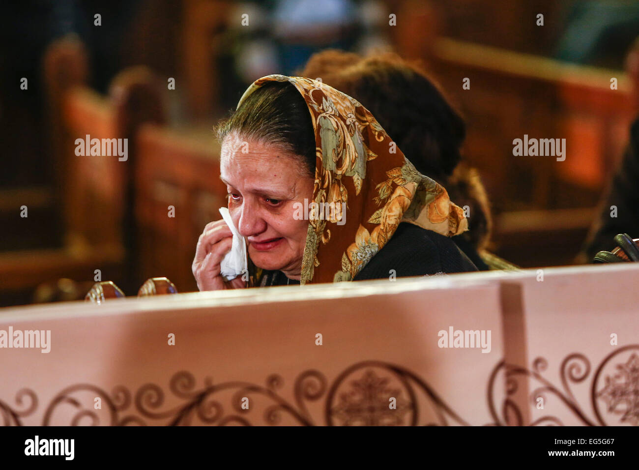 Kairo, Ägypten. 17. Februar 2015. Eine ägyptische koptische Frau trauert während einer Messe für die ägyptischen Christen, die angeblich von islamischen Staaten (IS) Gruppe in Libyen, in St. Mark Cathedral in Kairo, Ägypten, 17. Februar 2015 ermordet. Bildnachweis: Xinhua/Alamy Live-Nachrichten Stockfoto