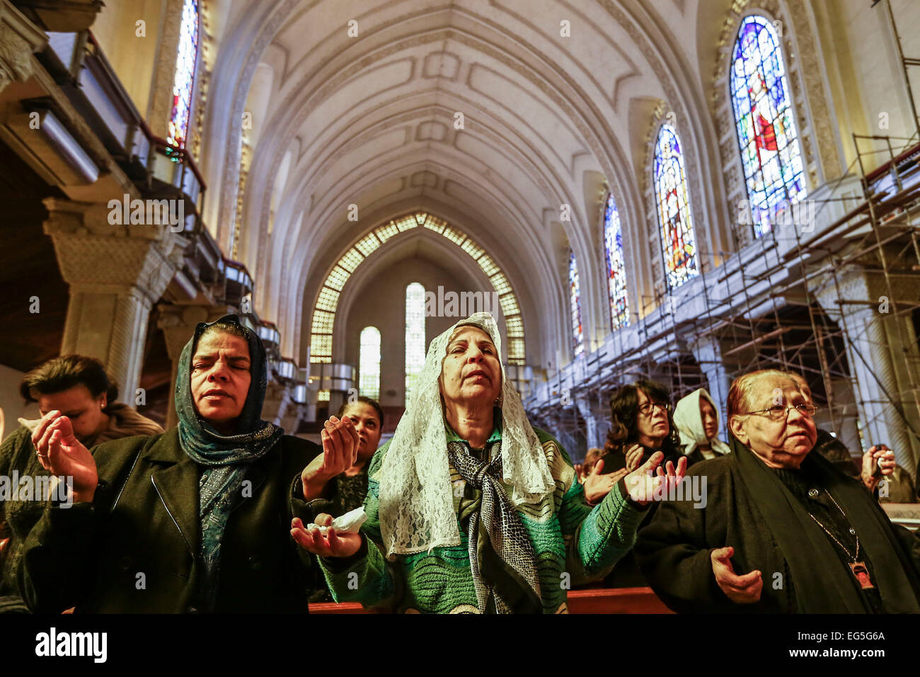 Kairo, Ägypten. 17. Februar 2015. Ägyptischen koptischen Christen besuchen eine Messe für die ägyptischen Christen, die angeblich von islamischen Staaten (IS) Gruppe in Libyen, in St. Mark Cathedral in Kairo, Ägypten, 17. Februar 2015 ermordet. Bildnachweis: Xinhua/Alamy Live-Nachrichten Stockfoto