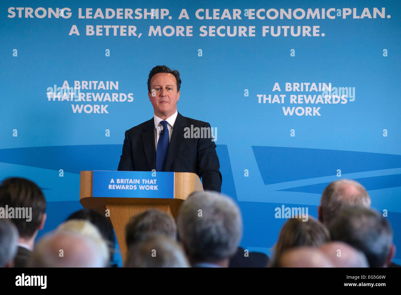 Hove, UK. 17. Februar 2015. Premierminister David Cameron hält eine Rede auf 17.02.2015 bei Blatchington Mill School, Hove. Die PM gesprochen, Wohlfahrtsstaat und Menschen wieder Arbeit Kredit: Julie Edwards/Alamy Live News Stockfoto