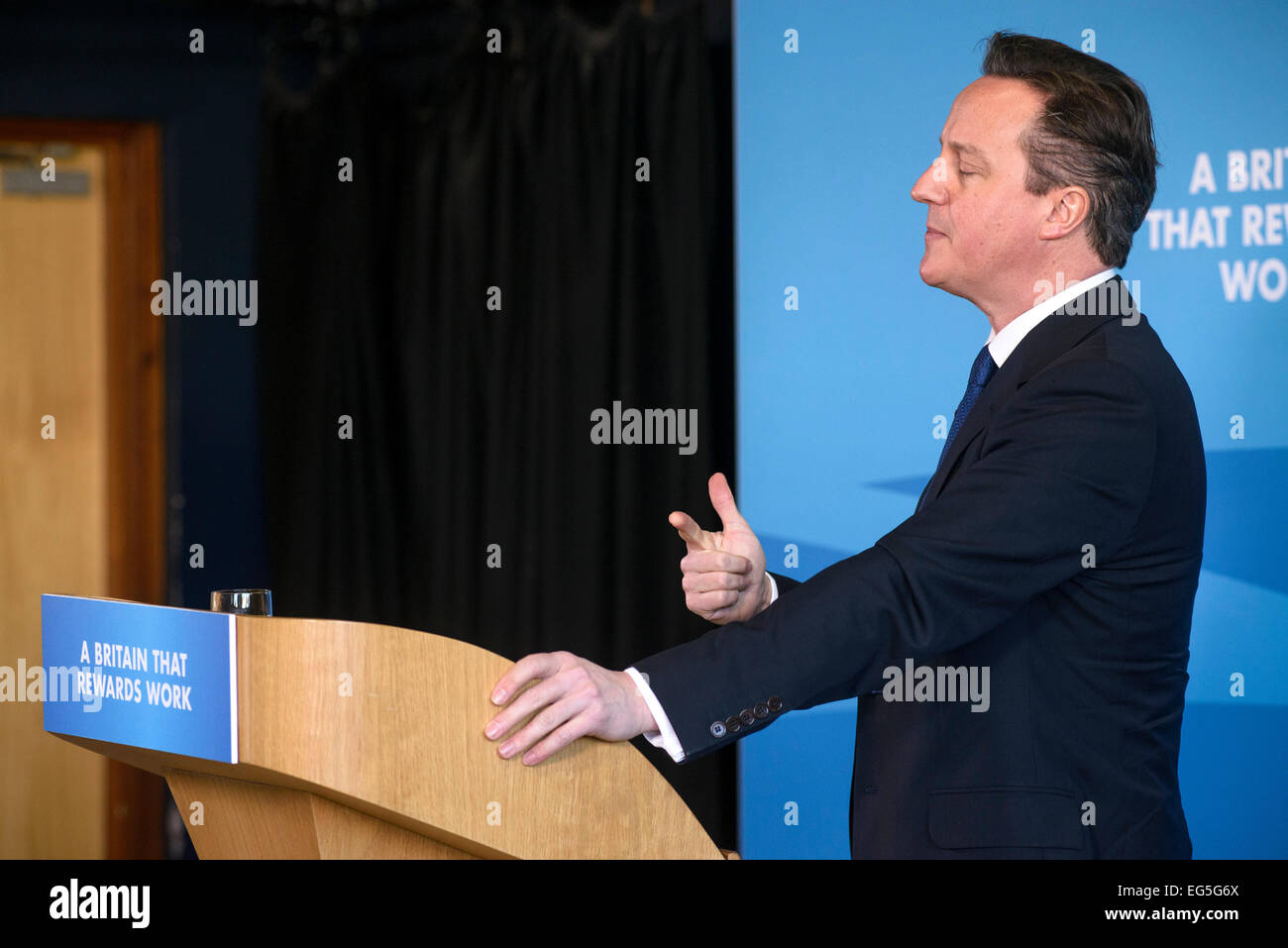 Hove, UK. 17. Februar 2015. Premierminister David Cameron hält eine Rede auf 17.02.2015 bei Blatchington Mill School, Hove. Die PM gesprochen, Wohlfahrtsstaat und Menschen wieder Arbeit Kredit: Julie Edwards/Alamy Live News Stockfoto