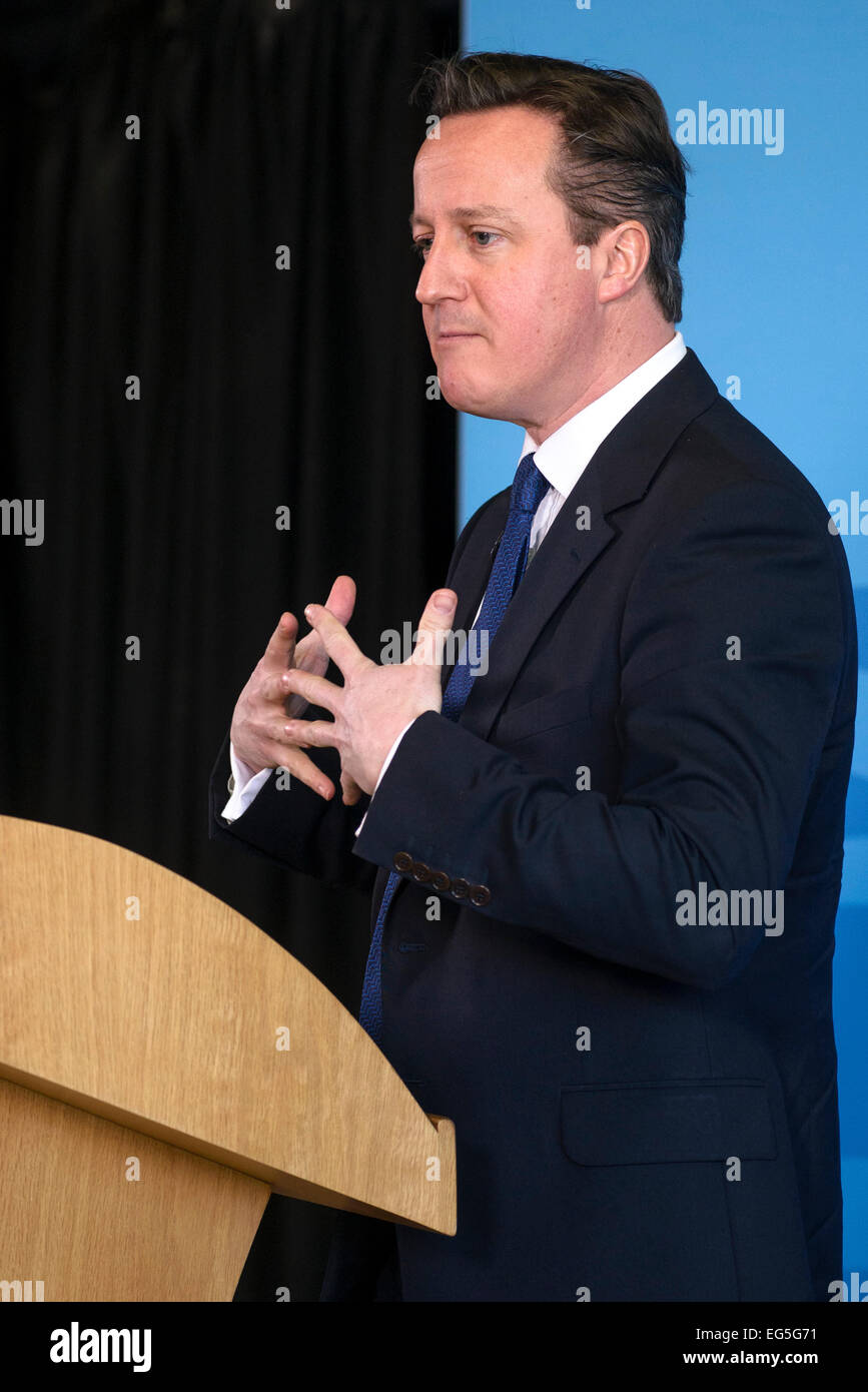 Hove, UK. 17. Februar 2015. Premierminister David Cameron hält eine Rede auf 17.02.2015 bei Blatchington Mill School, Hove. Die PM gesprochen, Wohlfahrtsstaat und Menschen wieder Arbeit Kredit: Julie Edwards/Alamy Live News Stockfoto