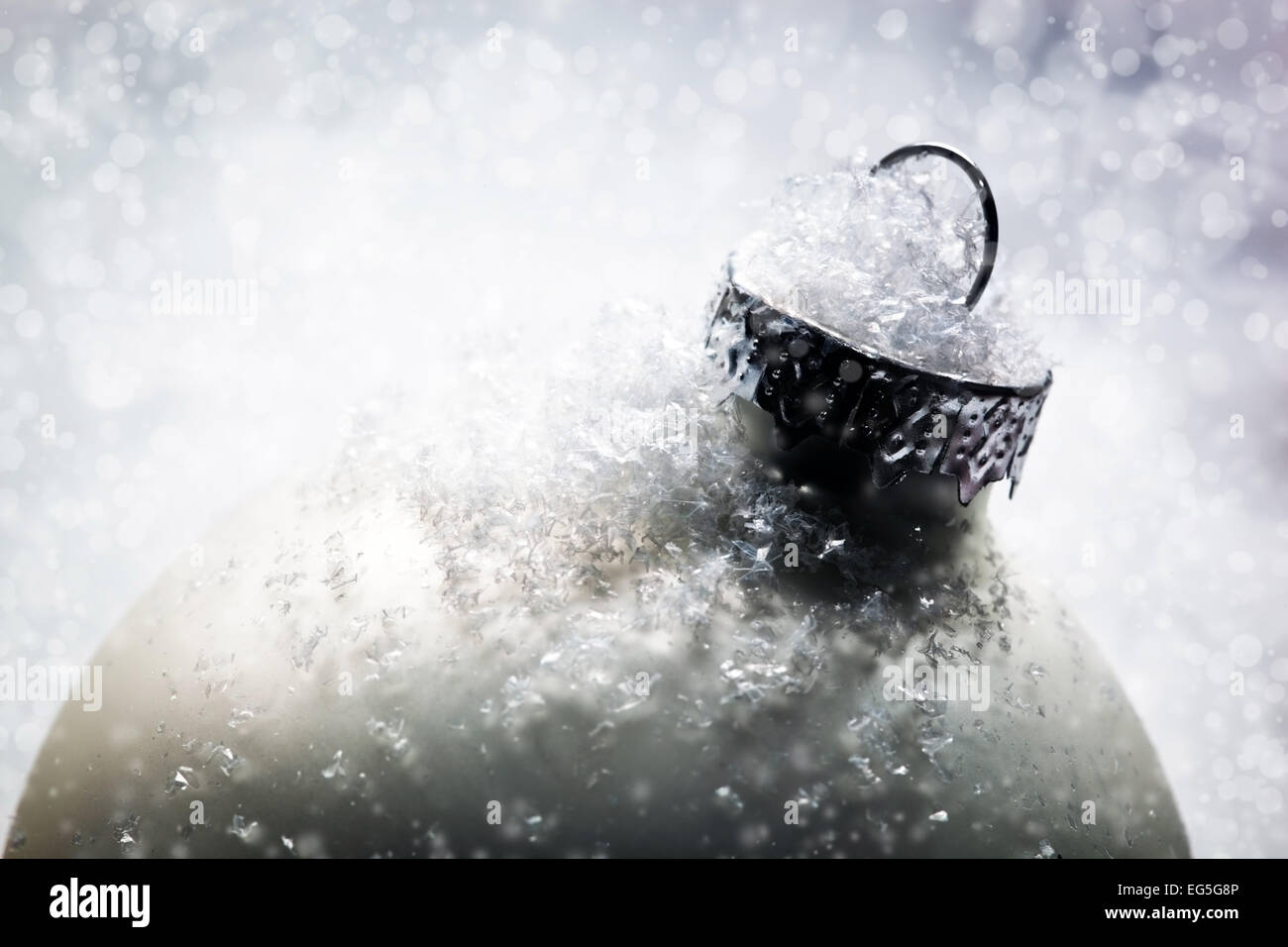 Weihnachtskugel Glas auf Schnee, Winter Hintergrund, Frost, glitzernde Lichter. Stockfoto