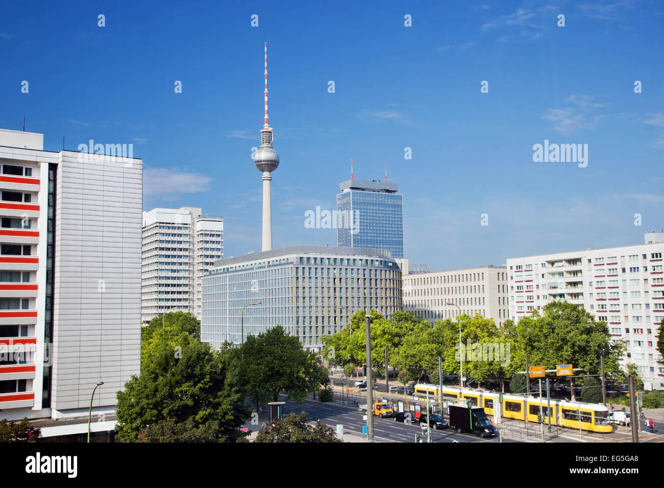 Fernsehturm, deutsche Fernsehturm gesehen aus dem östlichen Teil von Berlin nahe dem Alexanderplatz. Stockfoto