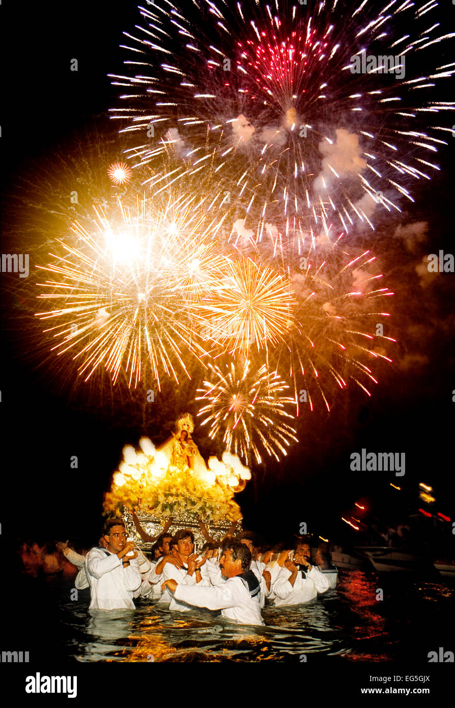Feuerwerk Seefahrt Prozession Virgen del Carmen Fuengirola Malaga Andalusien Spanien Stockfoto