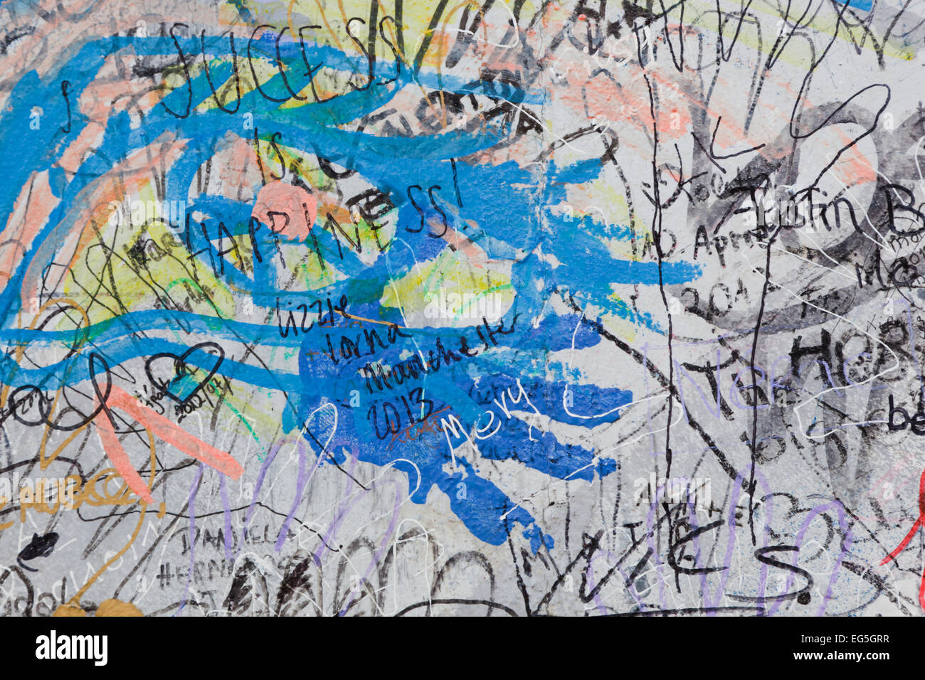 BERLIN, Juli 26: Graffiti an der East Side Gallery am 26. Juli 2013 in Berlin, Deutschland. Es dokumentiert eine Zeit des Wandels und hofft f Stockfoto