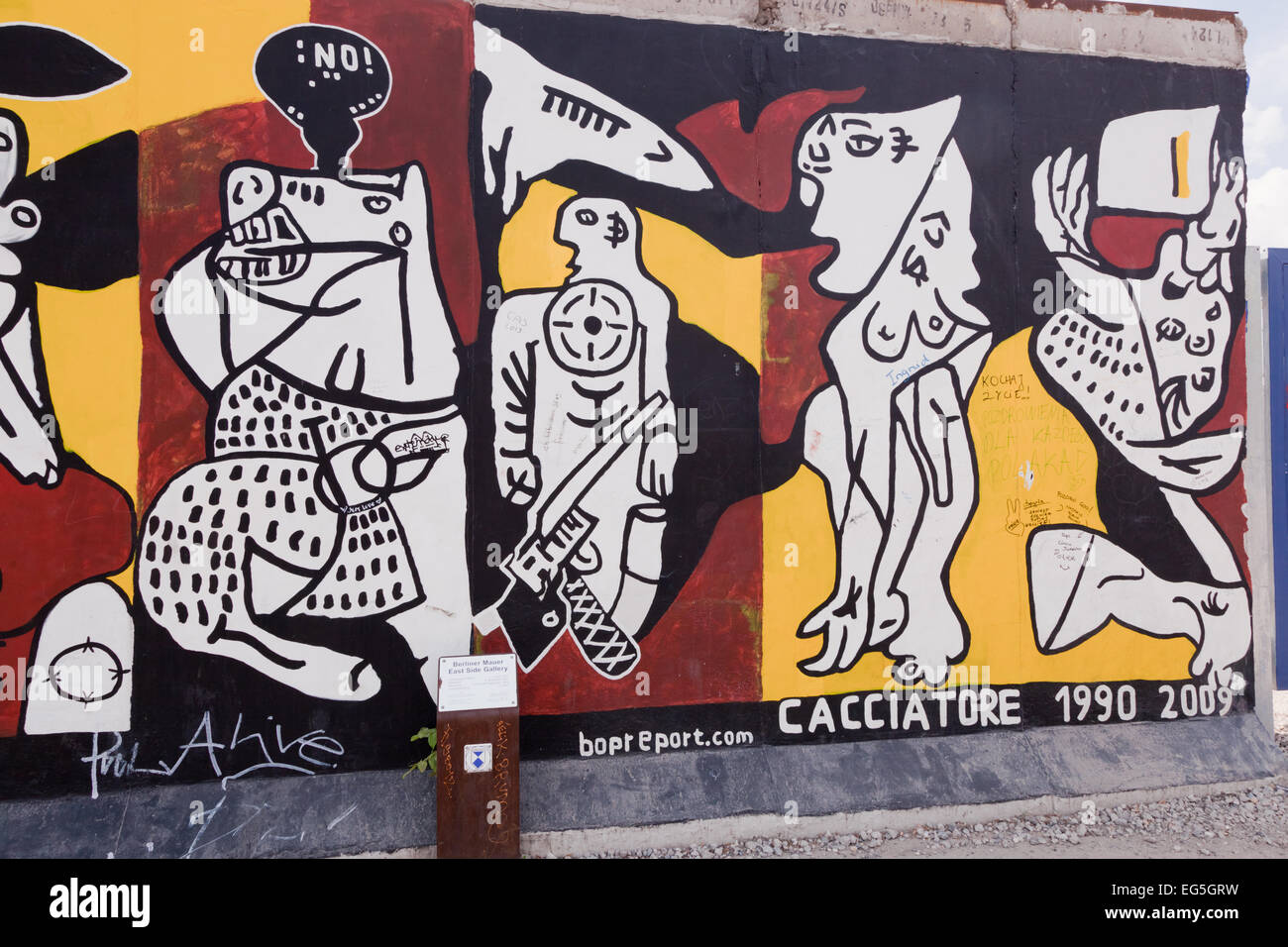 BERLIN, Juli 26: Graffiti an der East Side Gallery am 26. Juli 2013 in Berlin, Deutschland. Es dokumentiert eine Zeit des Wandels und hofft f Stockfoto