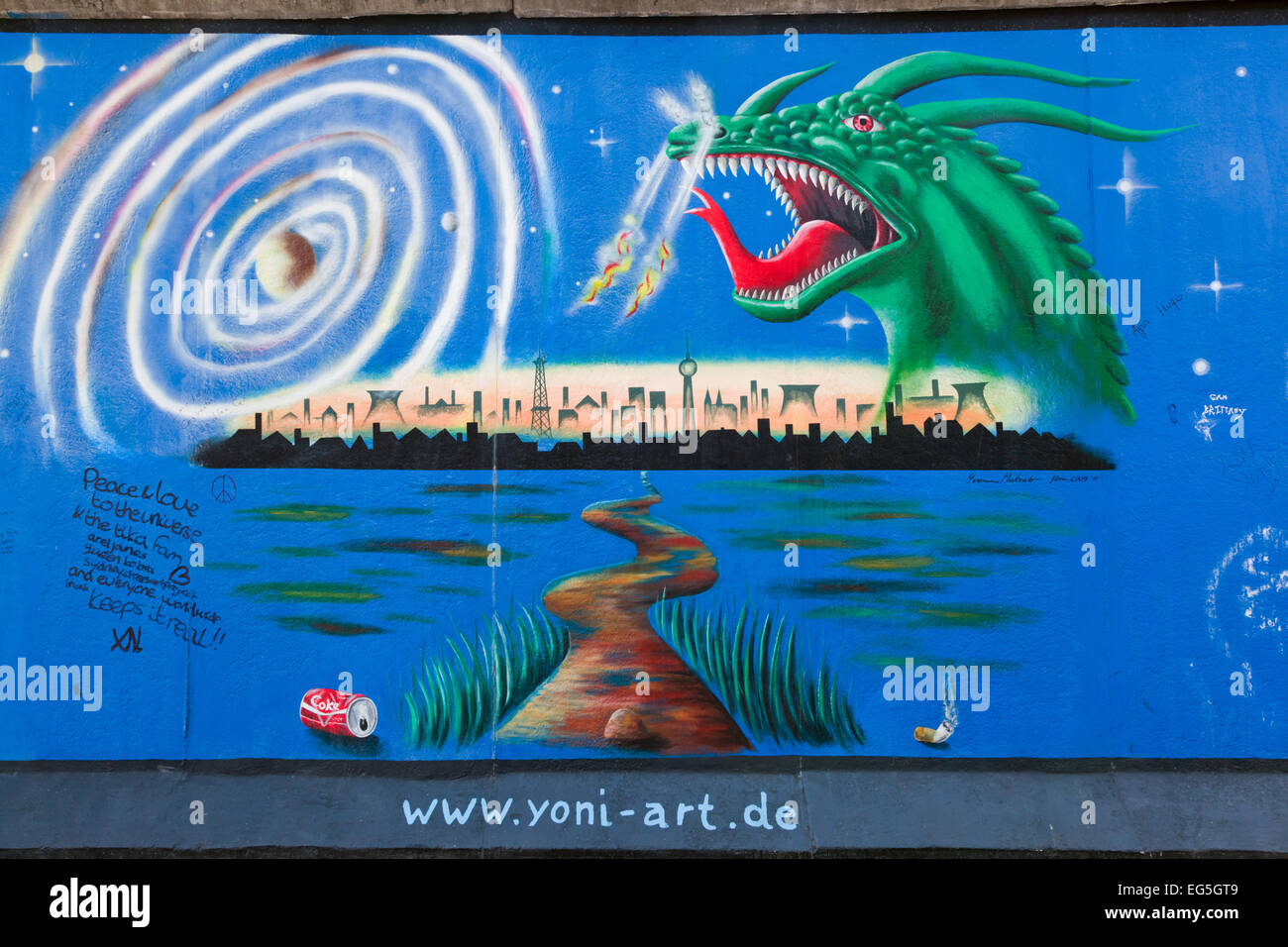 BERLIN, Juli 26: Graffiti an der East Side Gallery am 26. Juli 2013 in Berlin, Deutschland. Es dokumentiert eine Zeit des Wandels und der Hoffnung. Stockfoto