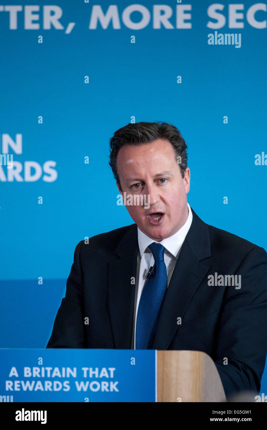 Hove, UK. 17. Februar 2015. Premierminister David Cameron hält eine Rede auf 17.02.2015 bei Blatchington Mill School, Hove. Die PM gesprochen, Wohlfahrtsstaat und Menschen wieder Arbeit Kredit: Julie Edwards/Alamy Live News Stockfoto