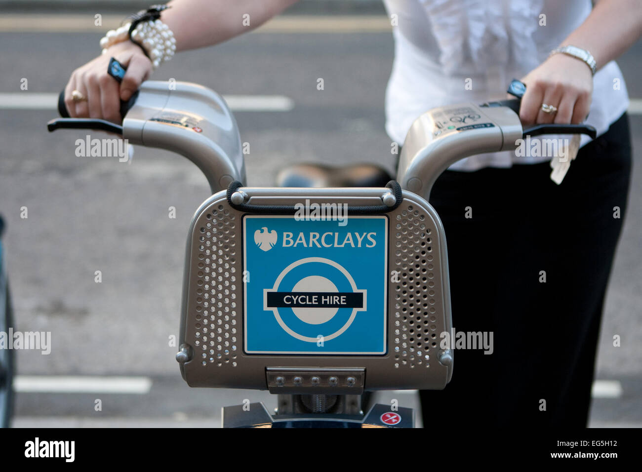 Sequenz von jemandem mieten Fahrrad in einer Fahrrad-Dockingstation Stockfoto