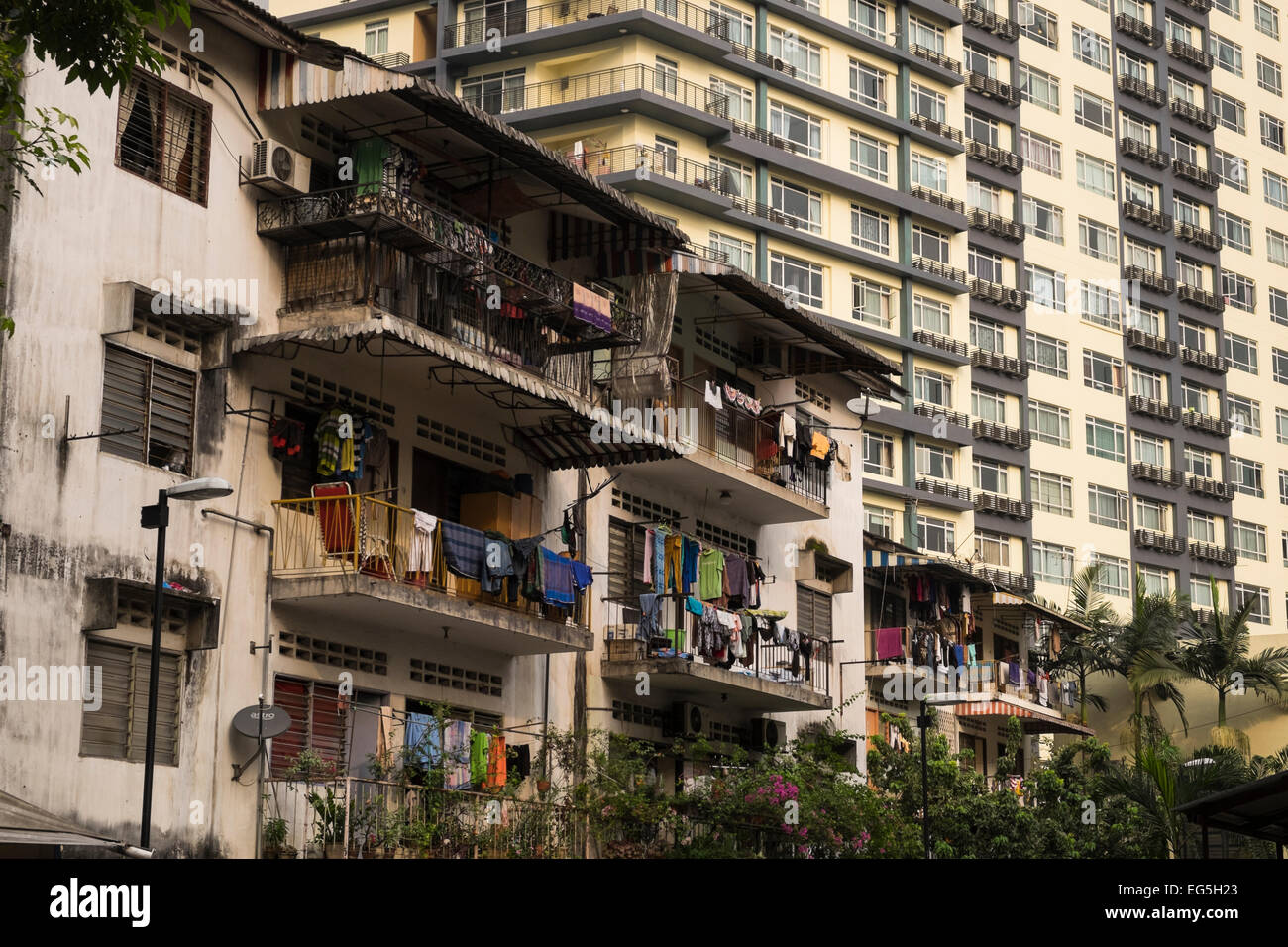 Kontrastierenden Lebensräume, alte und neue Wohnhäuser in Kuala Lumpur, Malysia. Stockfoto
