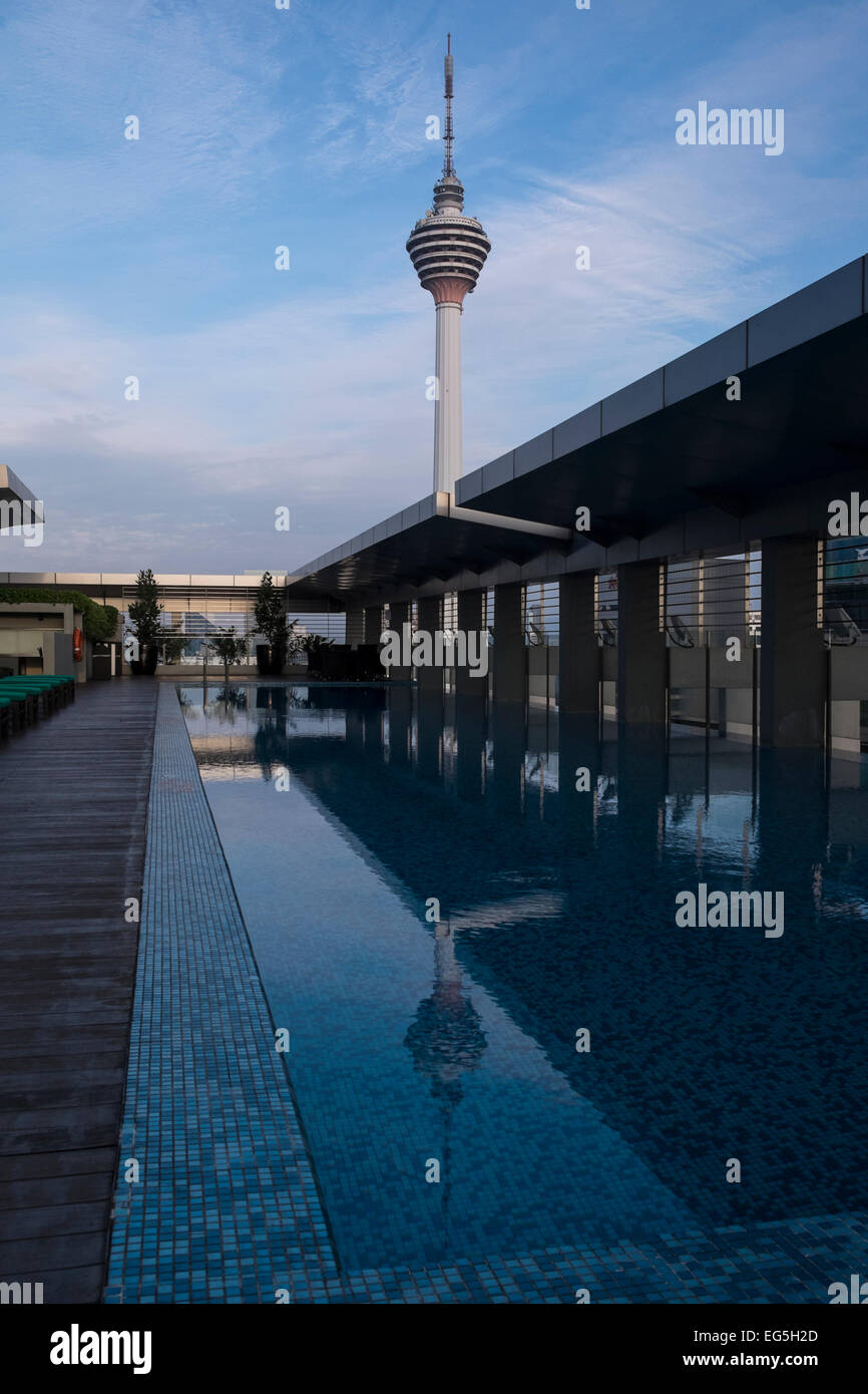 KL Tower und Reflexion im Swimmingpool auf dem Dach, Kuala Lumpur, Malaysia. Stockfoto