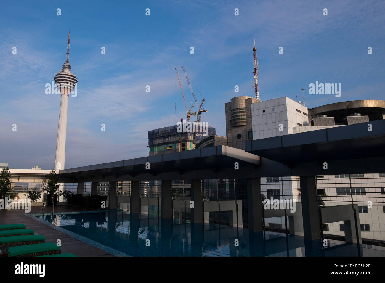 KL Tower und Reflexion im Swimmingpool auf dem Dach, Kuala Lumpur, Malaysia. Stockfoto