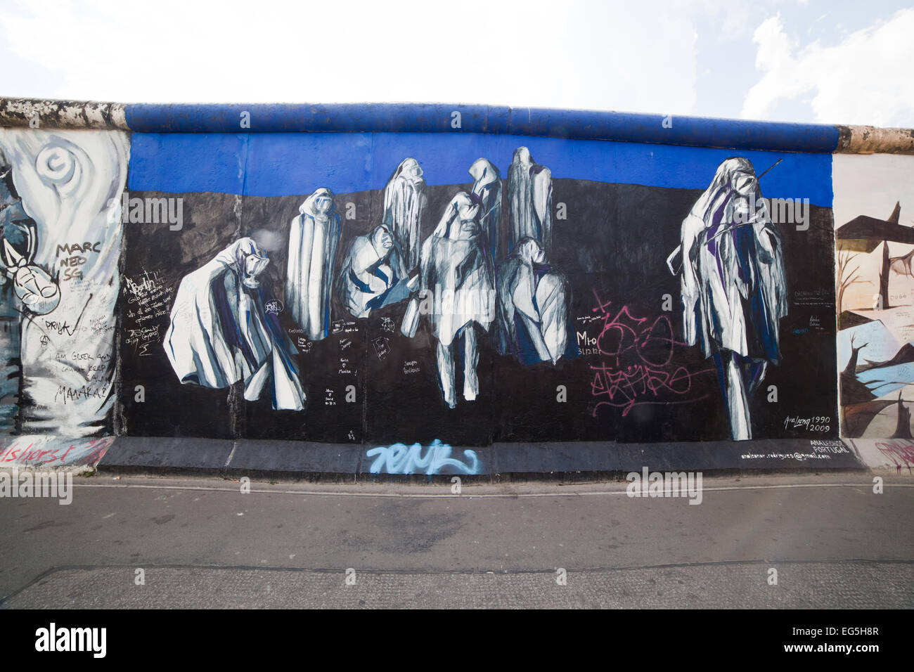 BERLIN, Juli 26: Graffiti an der East Side Gallery am 26. Juli 2013 in Berlin, Deutschland. Es dokumentiert eine Zeit des Wandels und der Hoffnung. Stockfoto