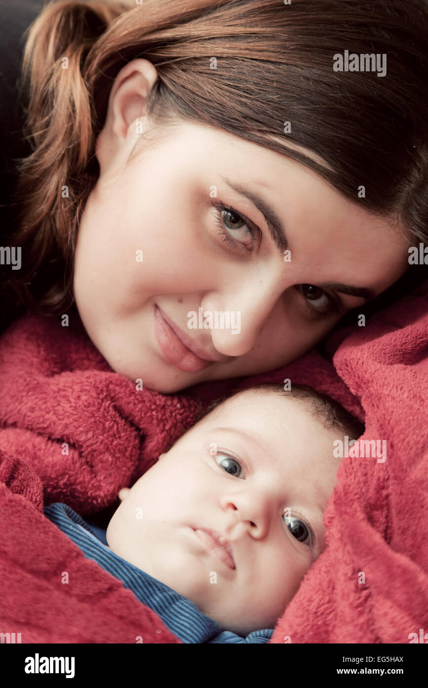 Mutter mit jungen Baby kuscheln Porträt. Elternschaft, Liebe. Stockfoto