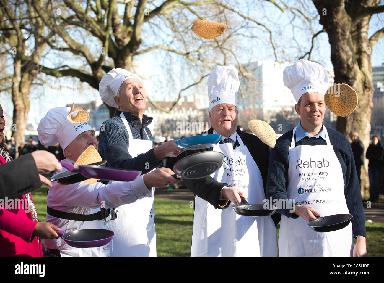 Westminster, London, UK. 17. Februar 2015. Mitglieder des Parlaments (von links nach rechts) Nick de Bois MP (Enfield Nord), Herrn Redesale und David Burrows MP (Enfield, Southgate) Teilnahme an der jährlichen Faschingsdienstag parlamentarischen Pfannkuchen Rennen auf Victoria Tower Gardens in Westminster, London, UK Credit: Jeff Gilbert/Alamy Live News Stockfoto