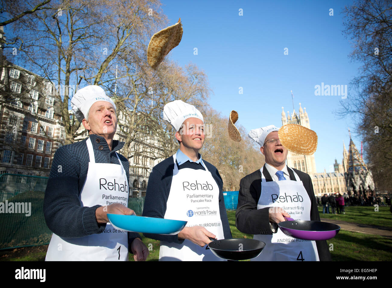 Westminster, London, UK. 17. Februar 2015. Mitglieder des Parlaments (von links nach rechts) Nick de Bois MP (Enfield Norden), David Burrows MP (Enfield) und Andrew Rrosindell MP (Romford) Teilnahme an der jährlichen Faschingsdienstag parlamentarischen Pfannkuchen Rennen auf Victoria Tower Gardens in Westminster, London, UK-Credit: Jeff Gilbert/Alamy Live News Stockfoto