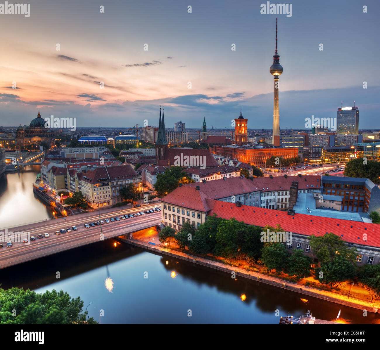 Berlin, Deutschland auf der Dachterrasse Blick auf Fernsehturm, Berliner Dom, Rotes Rathaus und der Spree - die wichtigsten Sehenswürdigkeiten. Stockfoto