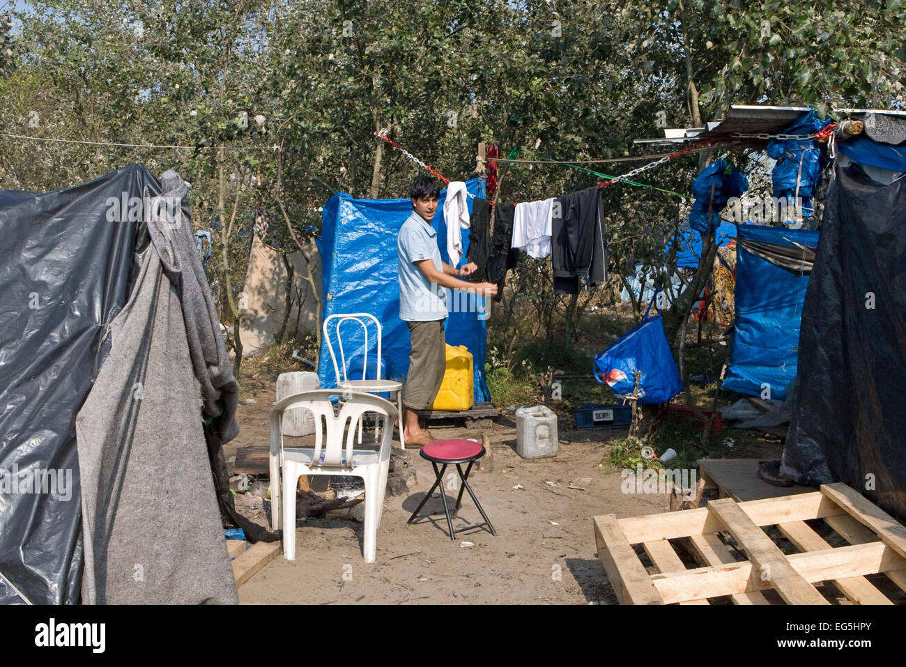 Alltag in The Camp "Jungle" in Calais, Frankreich, wo Hunderte von Migranten richten Sie zu Hause, mit vielen Hoffnung England eingeben Stockfoto
