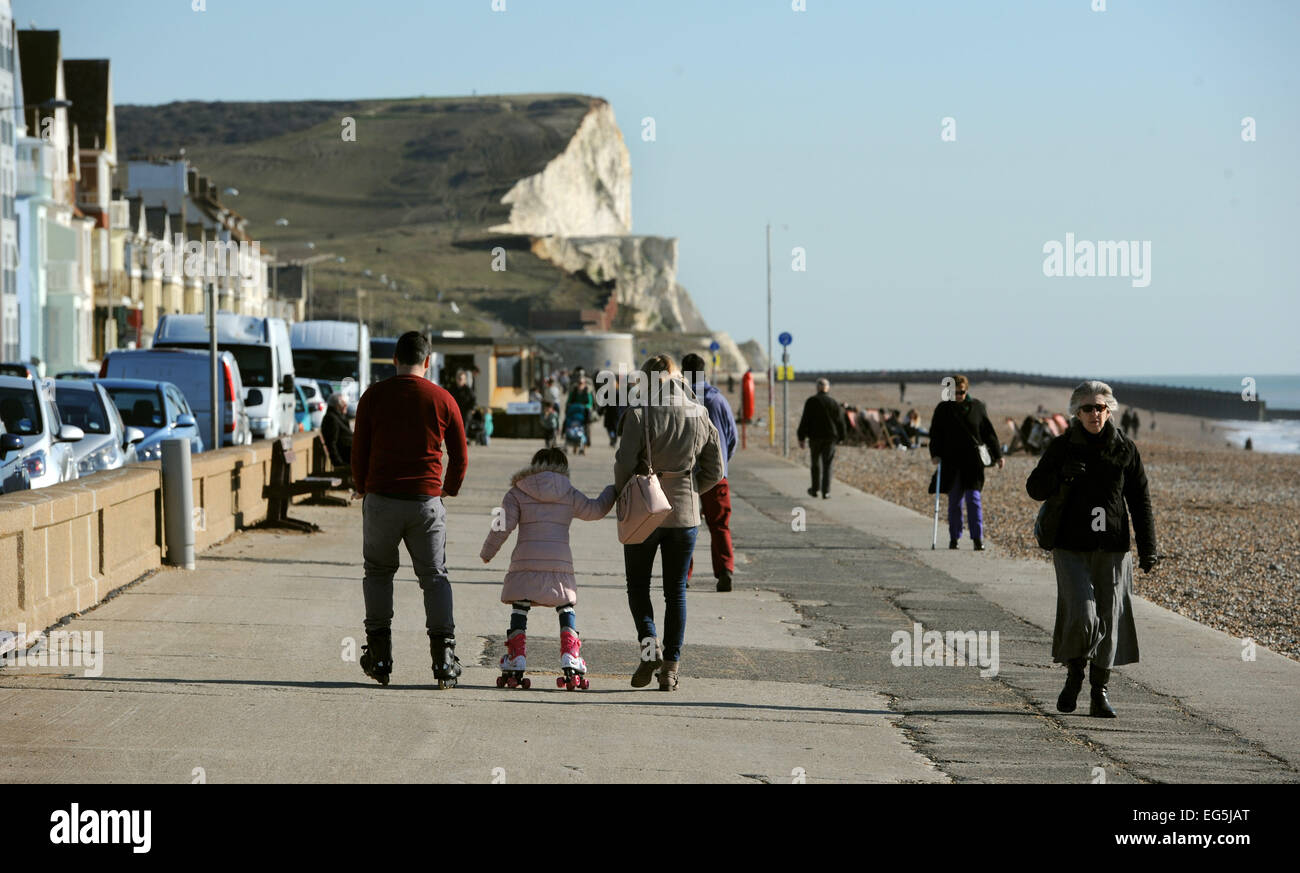 Seaford, Sussex, UK. 17. Februar 2015. UK-Wetter. Menschen Seaford Strand entlang spazieren, genießen sie das warme Frühlingswetter Stockfoto