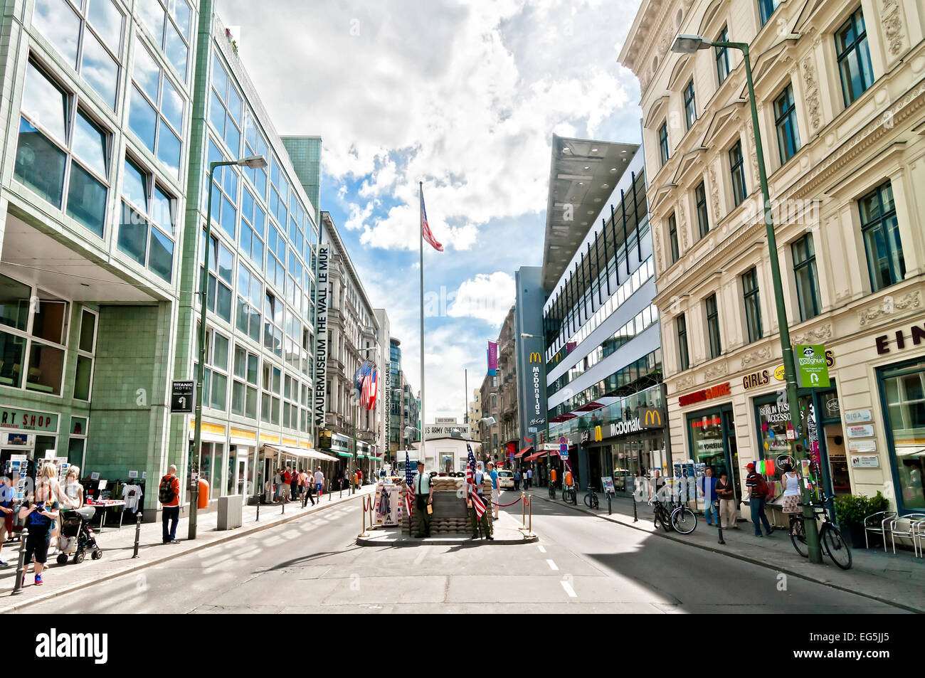 Berlin, Deutschland - 10. Juni 2013: Touristen und Schauspielern wie US-Soldaten ehemalige Grenze überqueren Prüfpunkt "Checkpoint Charlie" am 10. Juni 2 Stockfoto