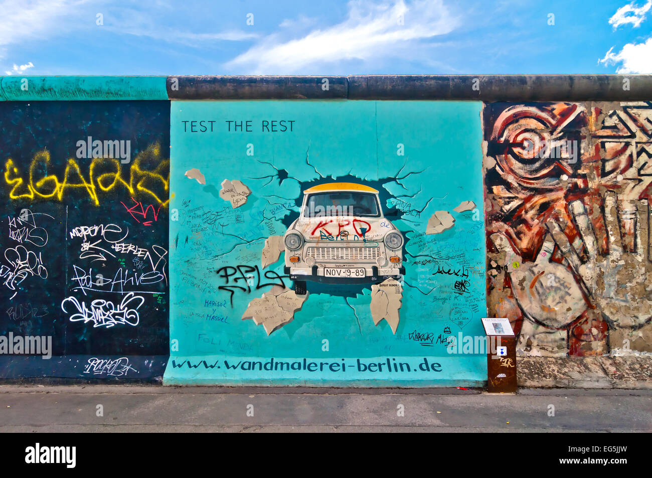 BERLIN, Deutschland - Juni 10: Malerei von Birgit Kinder der Trabant in The East Side Gallery - die größte Outdoor-Kunstgalerie Stockfoto