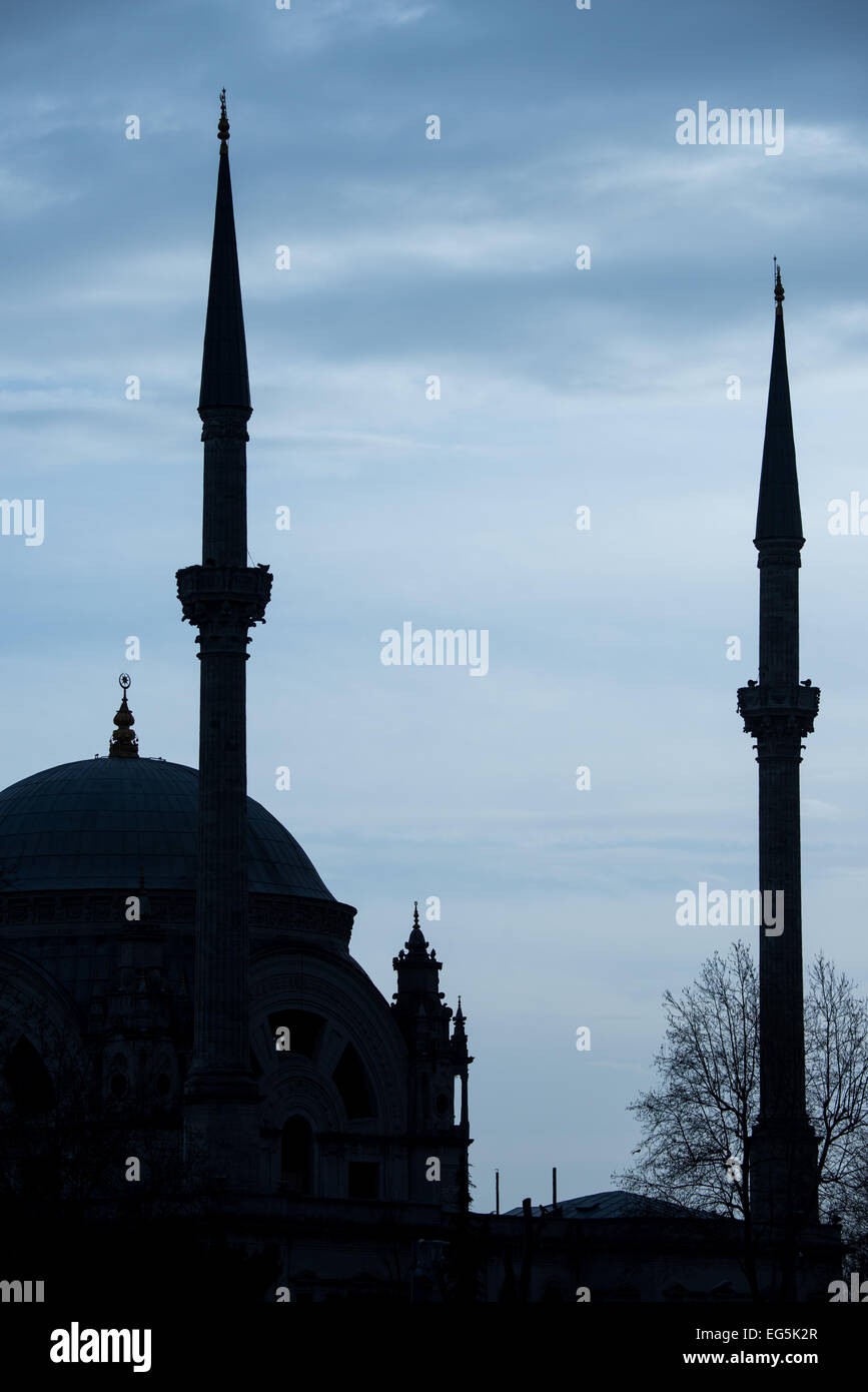 ISTANBUL, Türkei / Türkiye - Eine Sulhouette der Dolmabahce Moschee, neben dem Dolmabahce Palast, in Istanbul am Bosporus Uferpromenade. Stockfoto