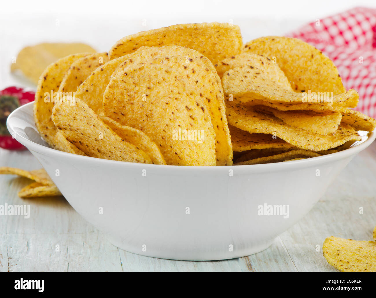 Nachos Maischips auf Holztisch. Selektiven Fokus Stockfoto