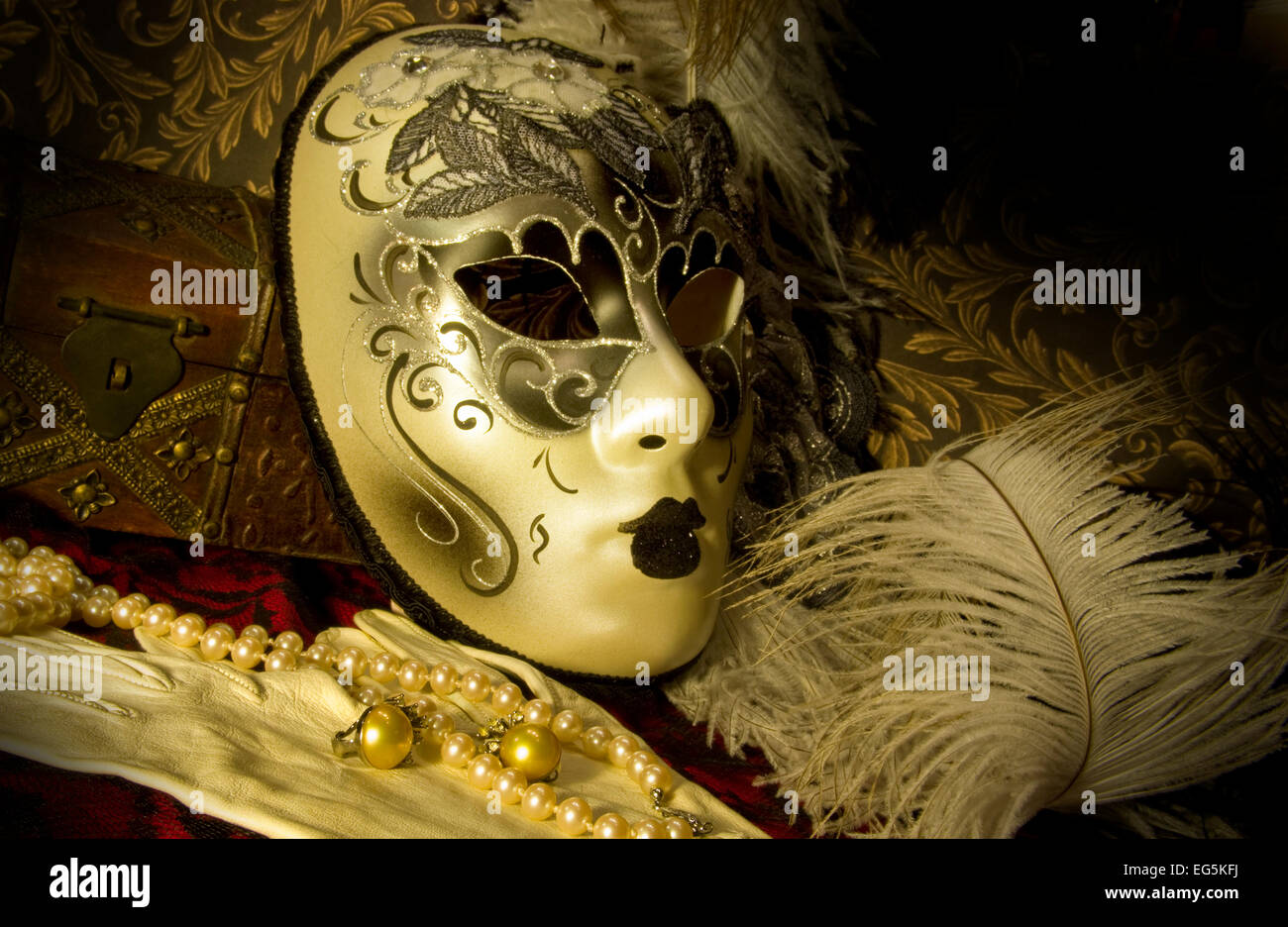Antik aussehende venezianische Maske. Stockfoto
