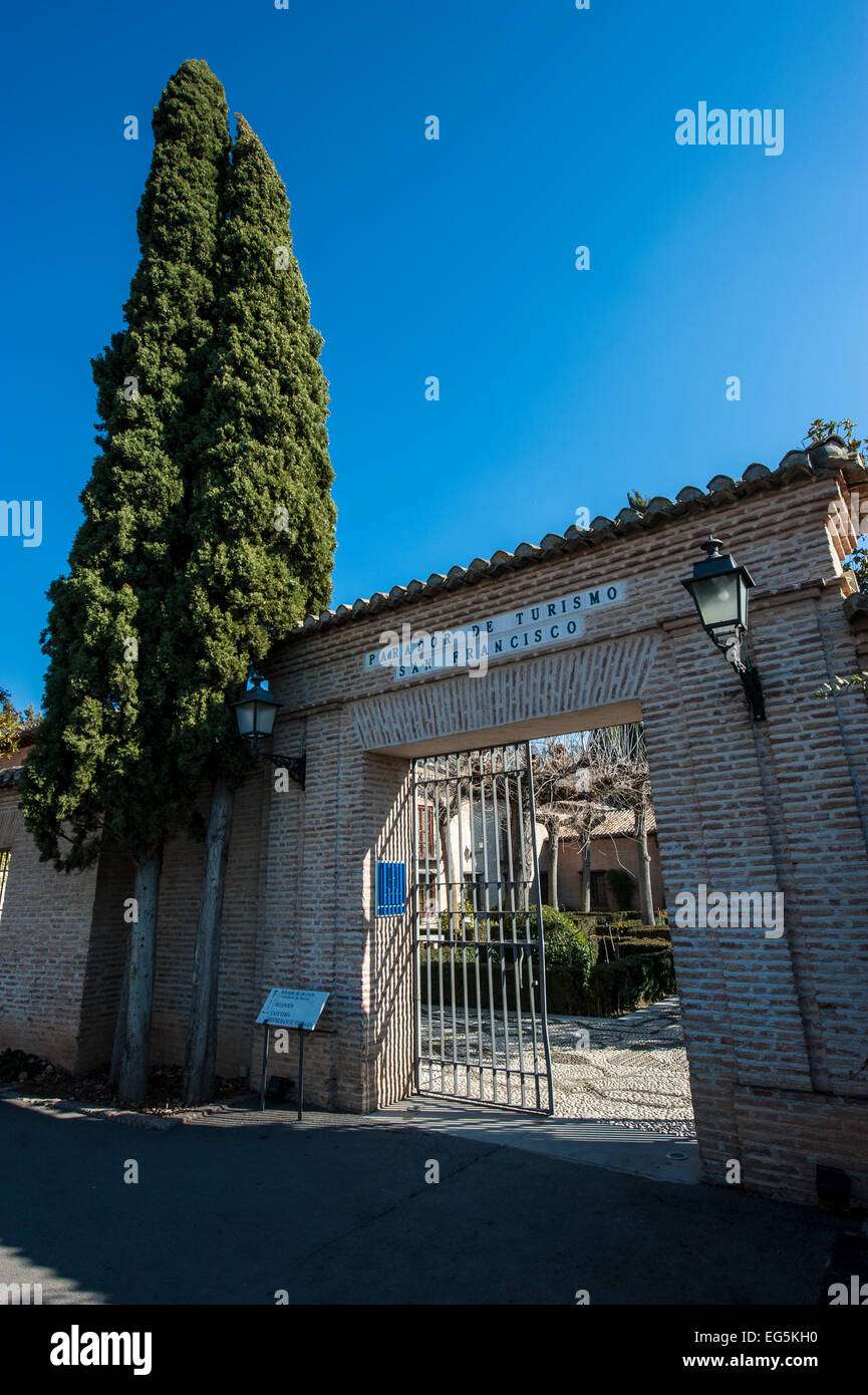 Eingang zum Kloster von San Francisco (Parador) im Inneren der Alhambra Komplex, Granada, Andalusien, Spanien. Stockfoto