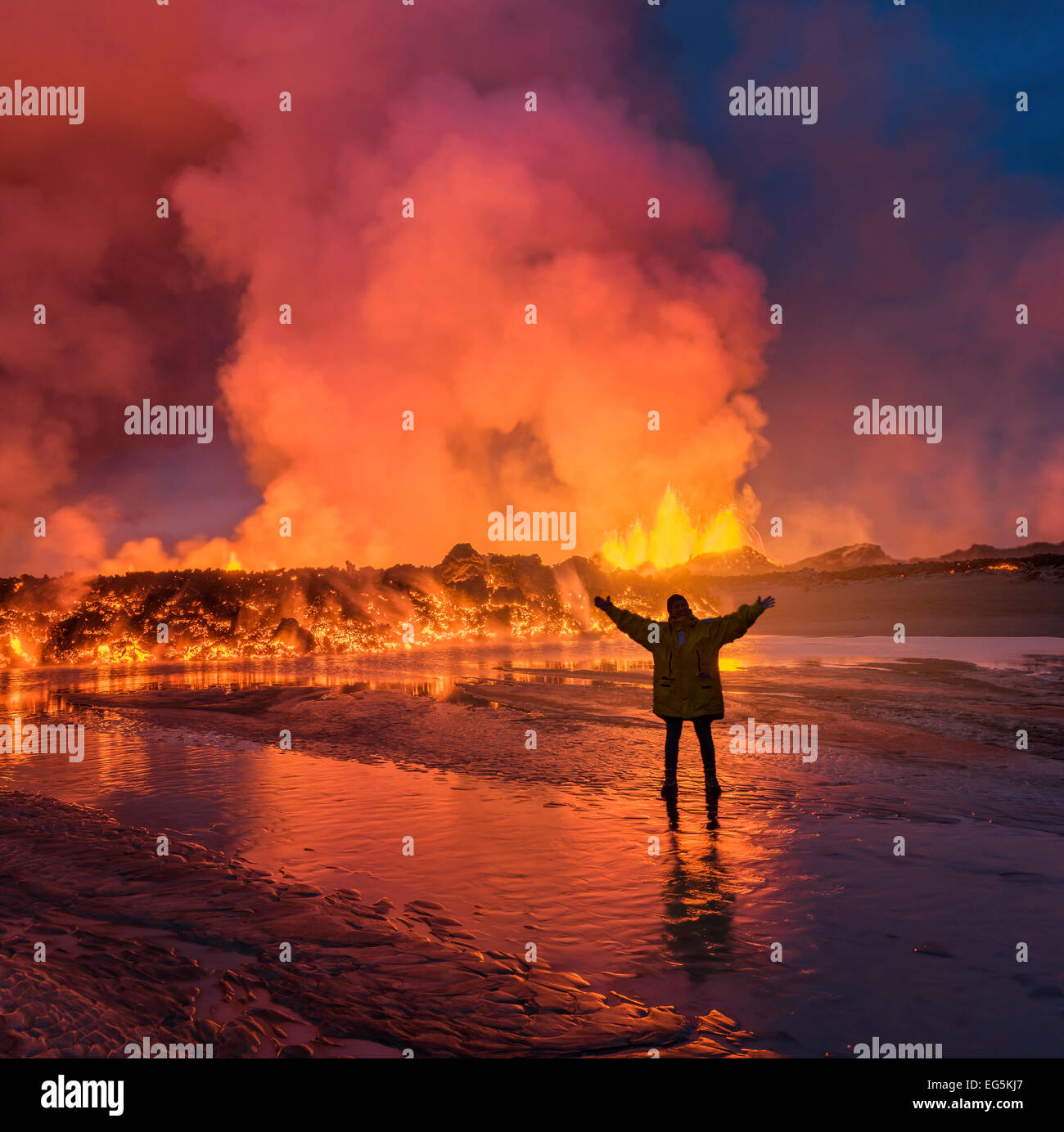 Frau stehend von glühender Lava am Standort Ausbruch, Holuhraun Riss, Bardarbunga Vulkan, Island Stockfoto