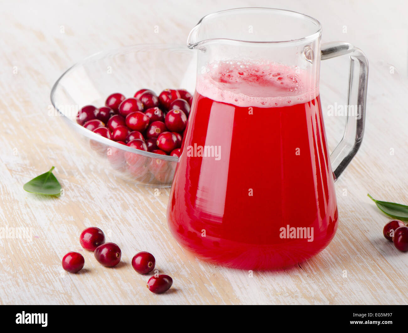 Cranberry Drink mit frischen Beeren auf einem hölzernen Hintergrund. Selektiven Fokus Stockfoto