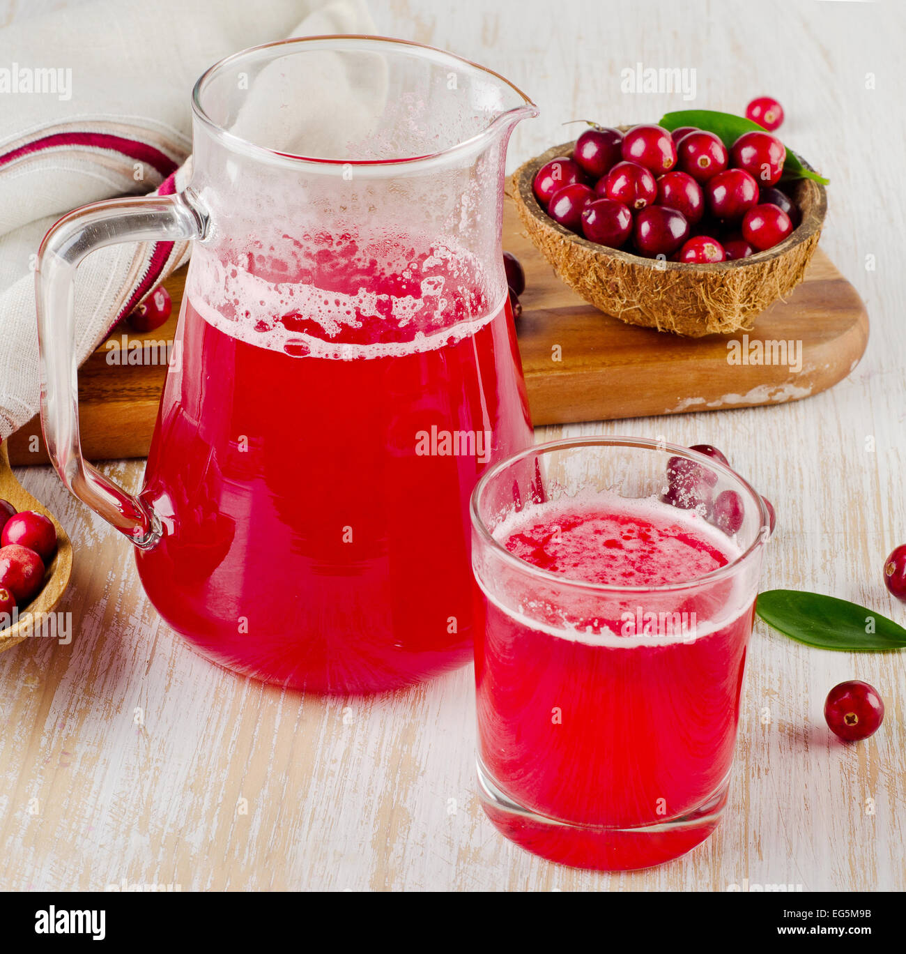 Cranberry Drink auf hölzernen Hintergrund. Selektiven Fokus Stockfoto
