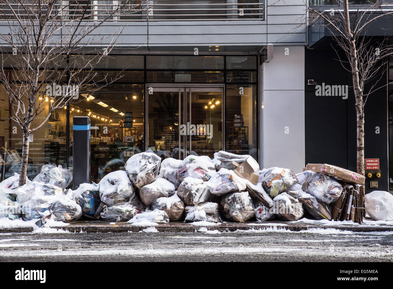 Haufen Müll in Plastiktüten an der New Yorker street Stockfoto