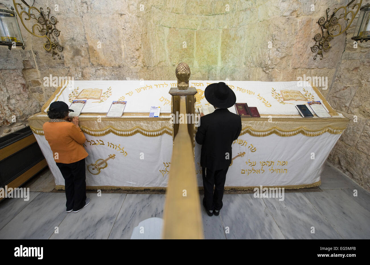 Links im Abschnitt Frau, rechts die Fachgruppe Mann, am Grab von König David in Jerusalem zu beten Stockfoto