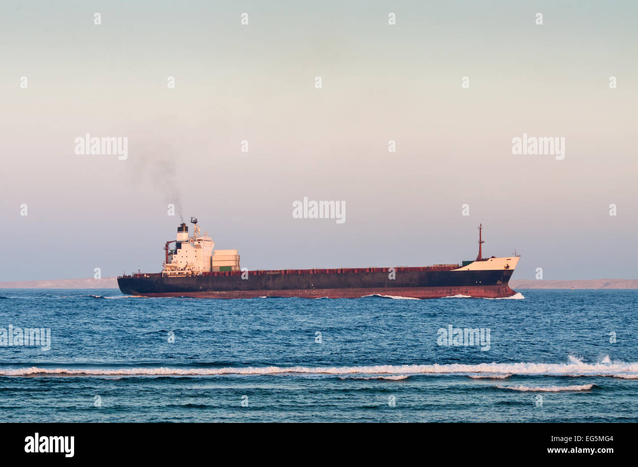 Ein großes Containerschiff Segeln entlang der Küste (fast leer) Stockfoto