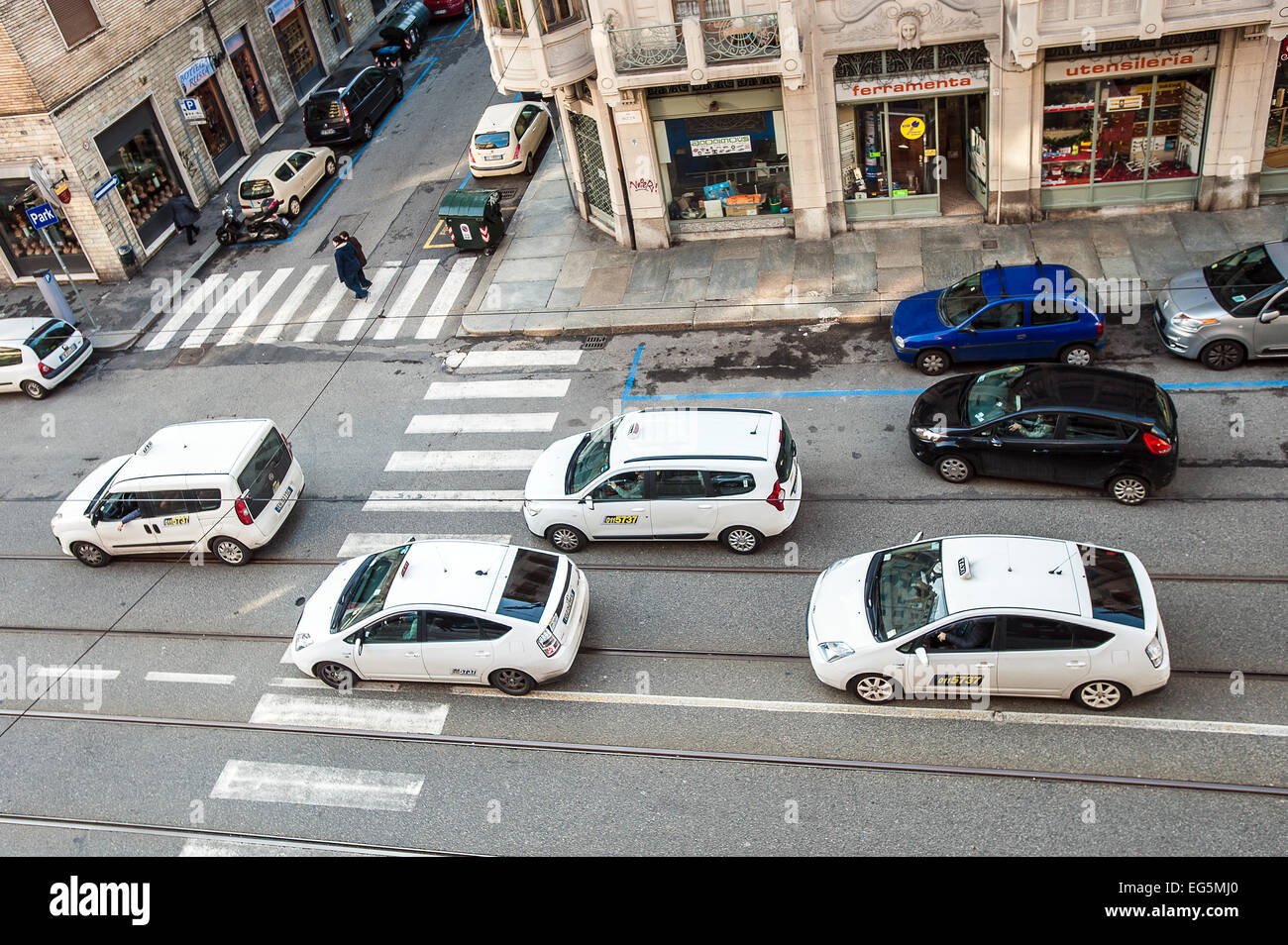 Turin, Italien. 17. Februar 2015. Protestmarsch der Taxi in Via Nizza in Turin, Italien ca. 700 wütend Taxifahrer heute Morgen an der Parade in der Innenstadt gegen Uber, Global Multinational zu protestieren, die haben weltweit die Anwendung "UberPop marschierten" (die Taxis, jemand mit einem Auto verwandelt und reduziert die Transportpreise). Der Protest setzte dann durch die Straßen der Stadt, wo die Taxifahrer über Nizza, Hupen und Verlangsamung Zirkulation marschierten. Bildnachweis: Wirklich einfach Star/Alamy Live-Nachrichten Stockfoto